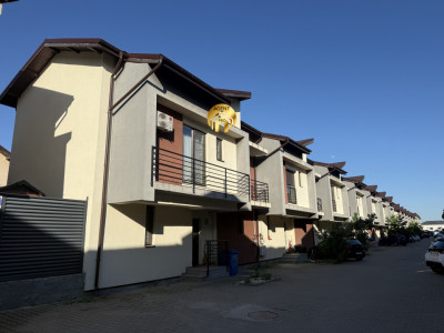 Casă înșiruită de vânzare, situată într-un complex rezidențial