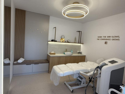 Închiriez cameră într-un salon modern și elegant